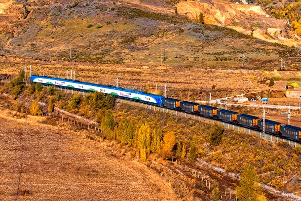 图为国能号24轴机车牵引万吨列车疾驰在公司神朔线