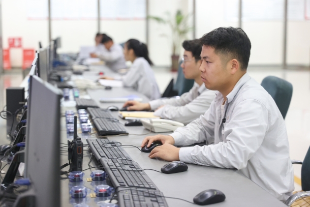 图为运行人员调整机组运行参数