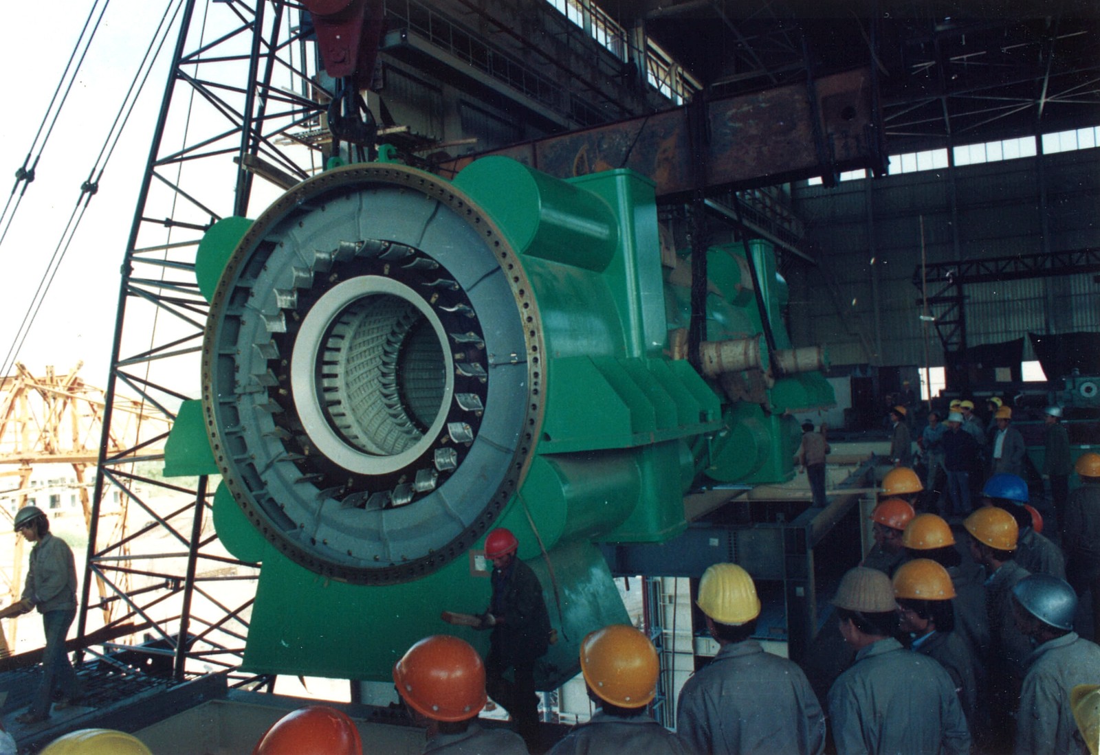 图为1号机发电子定子吊装就位情景