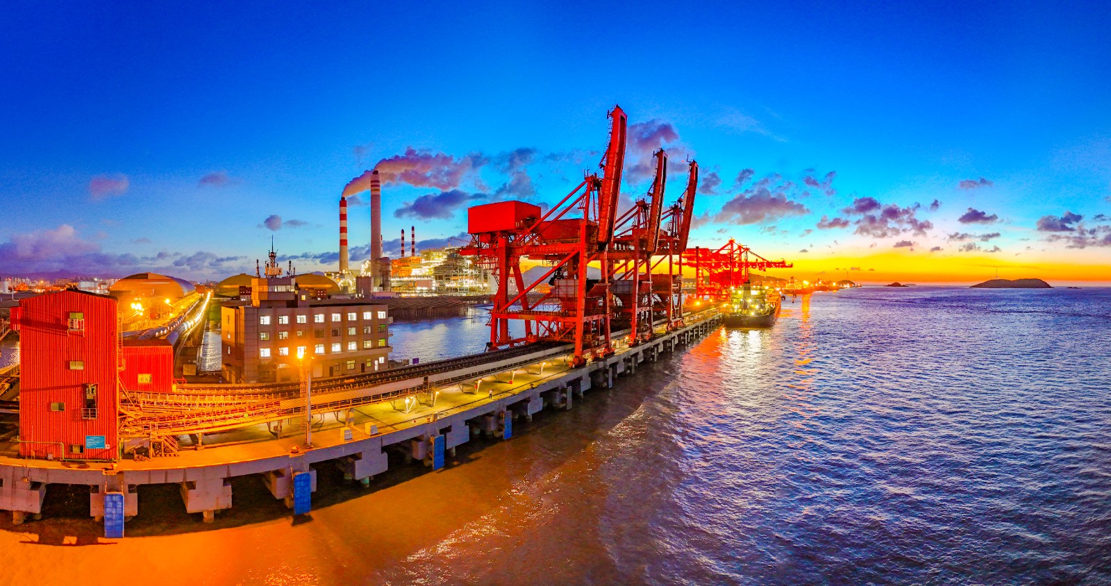 图为北仑电厂码头