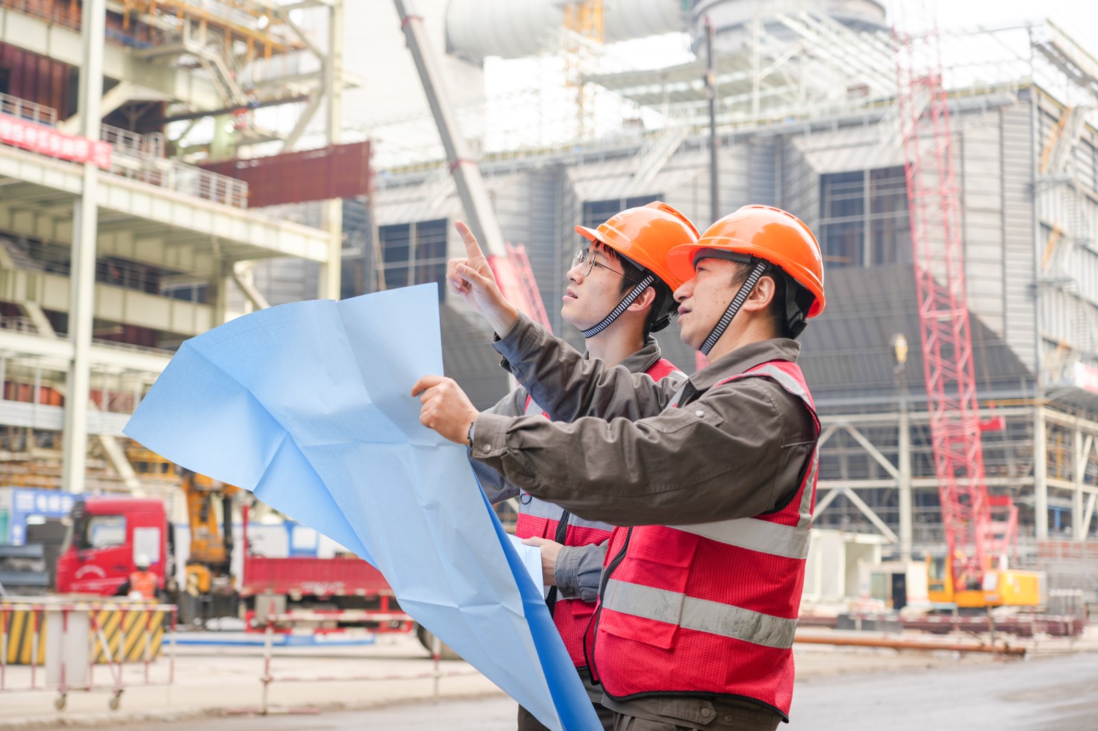 图为北仑电厂新一代工程建设者工作情景