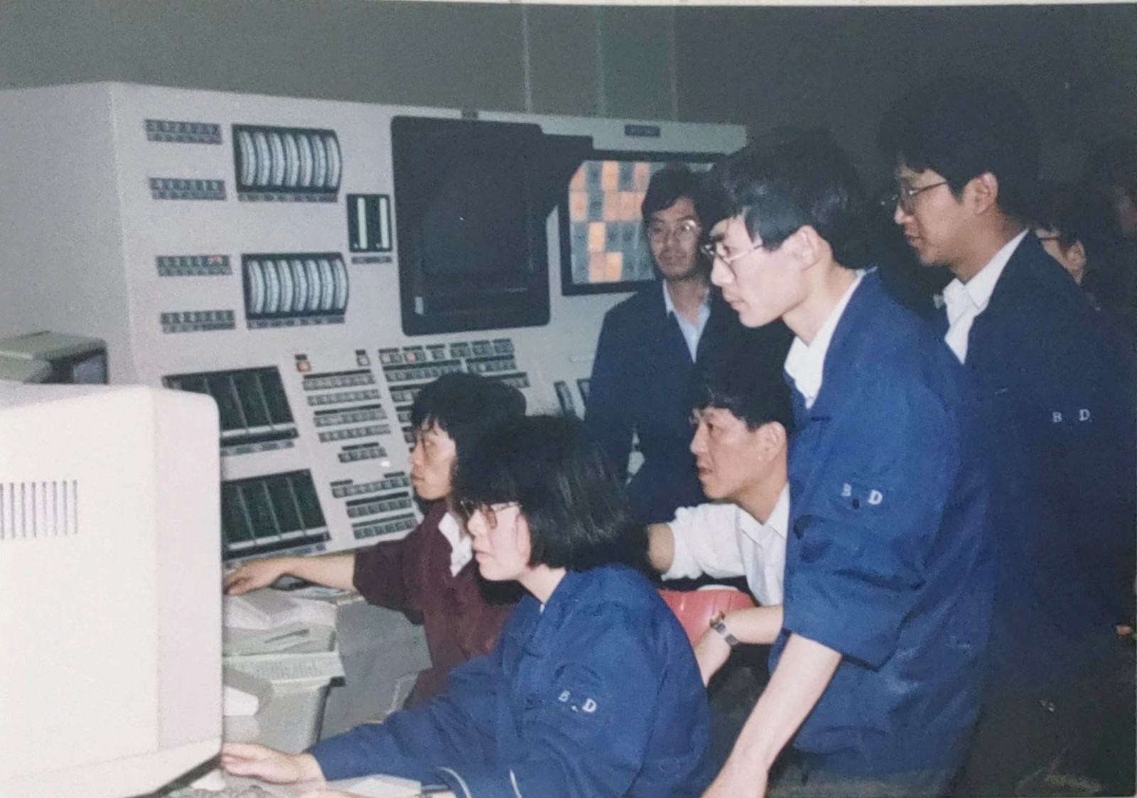 图为1993年试验人员在集控室控制情景